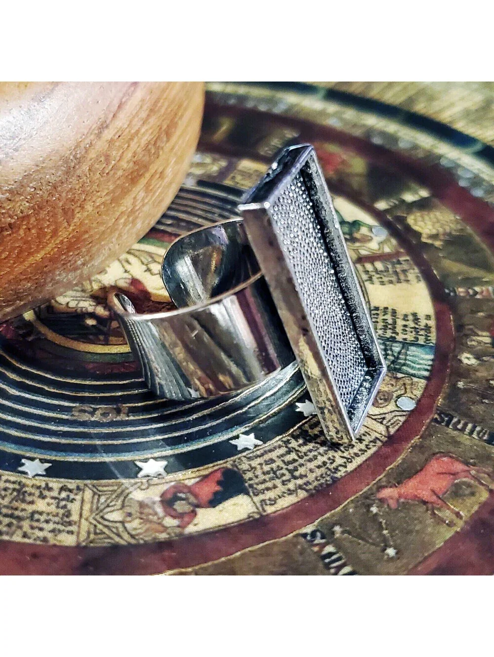 Avant Garde Antique Silver 20x10mm Rectangle Cabochon Setting Ring Blank Base